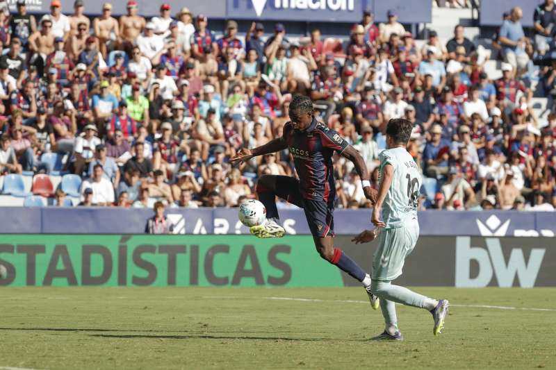 El delantero del Levante Karl Eyong y el defensa del Betis Diego Gmez, durante el partido de la jornada 4 de LaLiga EA Sports entre el Levante y el Betis. EFE Manuel Bruque
