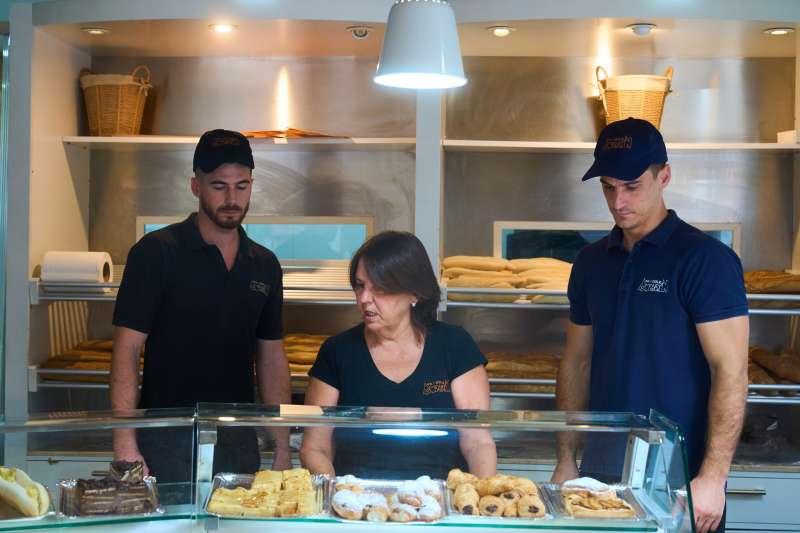 Trabajadores en un comercio de Sagunt.  Foto: Aj. Sagunt
