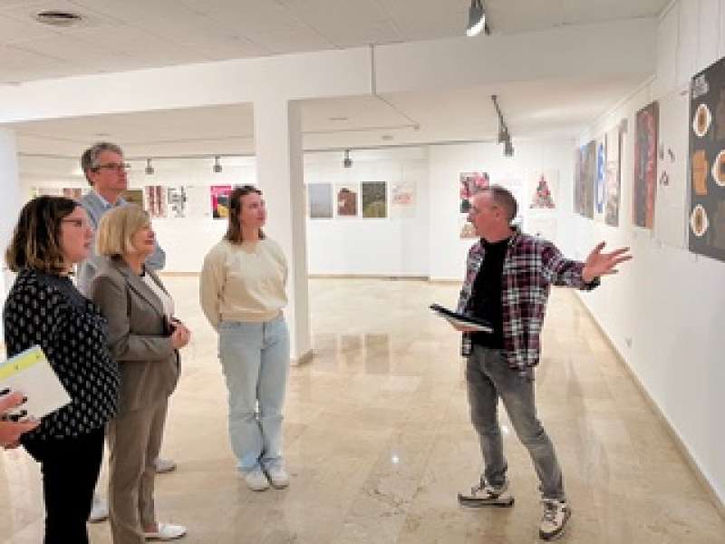 Joep Janssen y Jetske van Veen, atentos a las explicaciones de Llus Noguerol en la exposicin Dana Grfica.