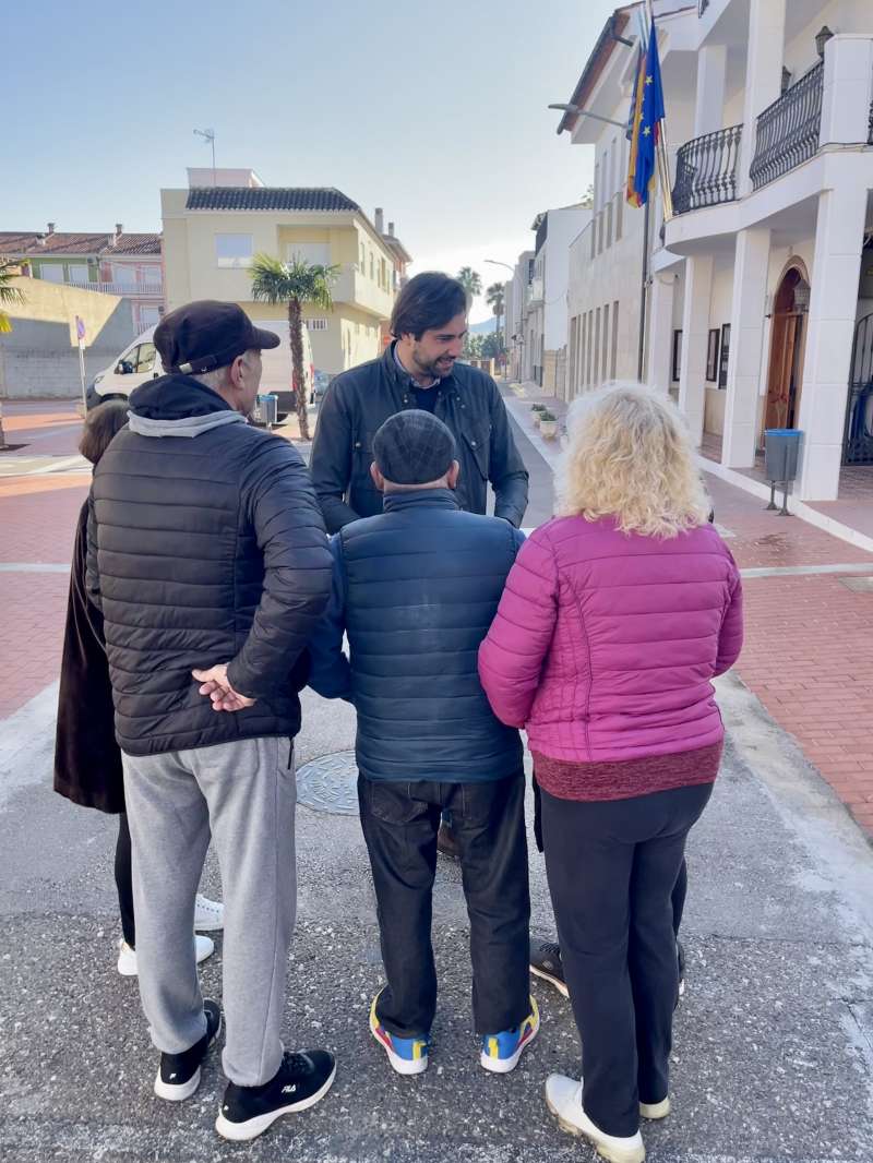 Vecinos de Beniflà junto al alcalde, Borja Gironés. /EPDA