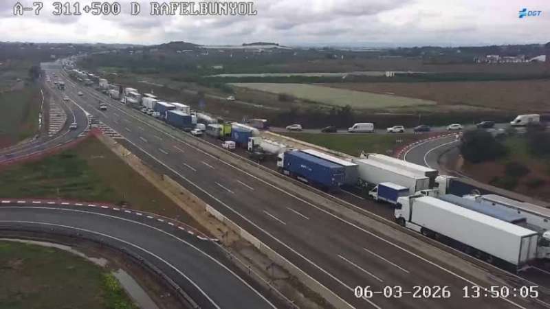 La zona con retenciones a causa de un socav�n, en una imagen compartida en redes por la DGT.
