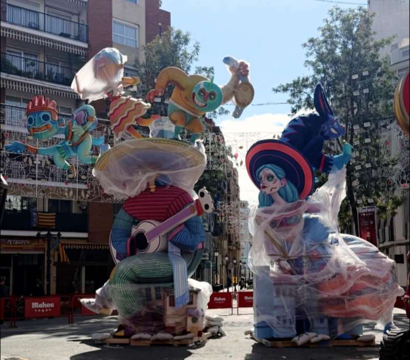 Falla Cuba-Literato Azor�n. Imagen extra�da Facebook Cuba-Literato Azor�n