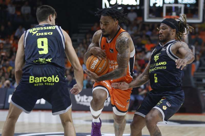 El jugador del Valencia Basket Chris Jones (c) y el jugador del Dreamland Gran Canaria Andrew Albicy (d), durante el partido de la Lida Endesa de la Jornada 31 disputado en el pabelln de la Fuente San Luis de Valencia.- EFEArchivo
