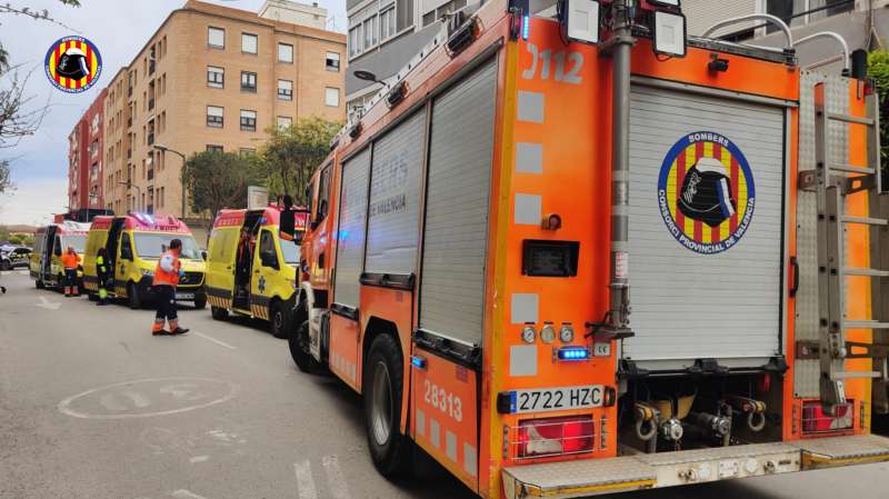 Despliegue de bomberos y equipos de emergencia en el incendio de Mislata.EPDA