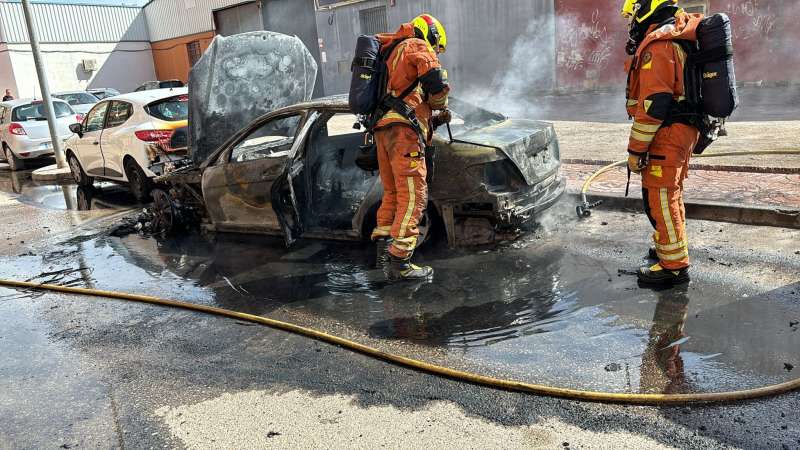 Los bomberos sofocan el fuego en Albal. EPDA