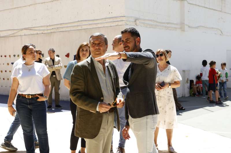 El alcalde, Bielsa, con el conseller de Sanidad, Marciano Gmez, en su visita. EPDA