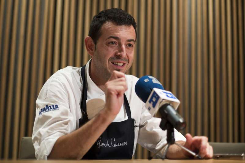 El cocinero, Ricard Camarena, en su restaurante de la calle Dr. Sumsi, durante la entrevista concedida a EFE. Archivo/EFE/Gustavo Grillo
