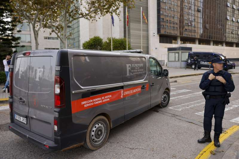 Un vehculo del retn fnebre llega al Instituto de Medicina Legal de Valencia que ha activado nueve equipos forenses para que se desplacen a los lugares afectados por la DANA. EFEAna Escobar
