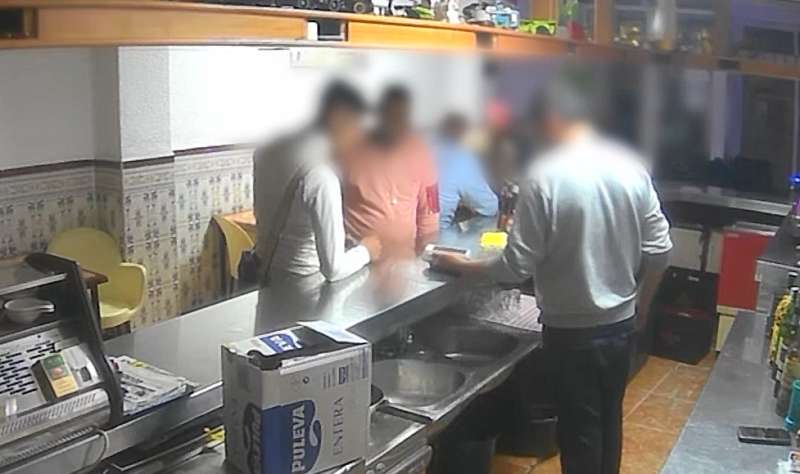 Los sospechosos en un bar de Silla. GC