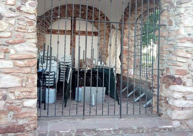 La ermita del Garb, con sillas y mesas.  EPDA