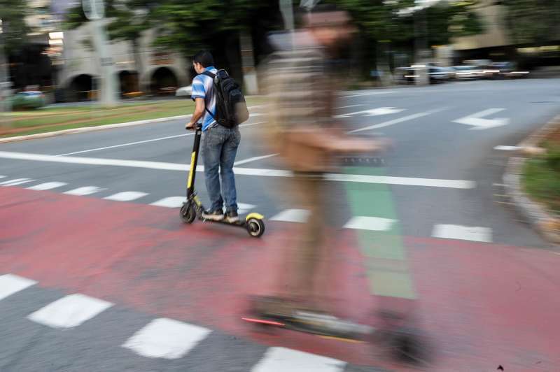 Varios ciudadanos utilizan patinetes eléctricos. EFE/ Fernando Bizerra/Archivo