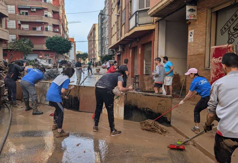 Voluntarios de Ford quitando barro en una poblacin afectada por la dana, en una imagen facilitada a EFE.
