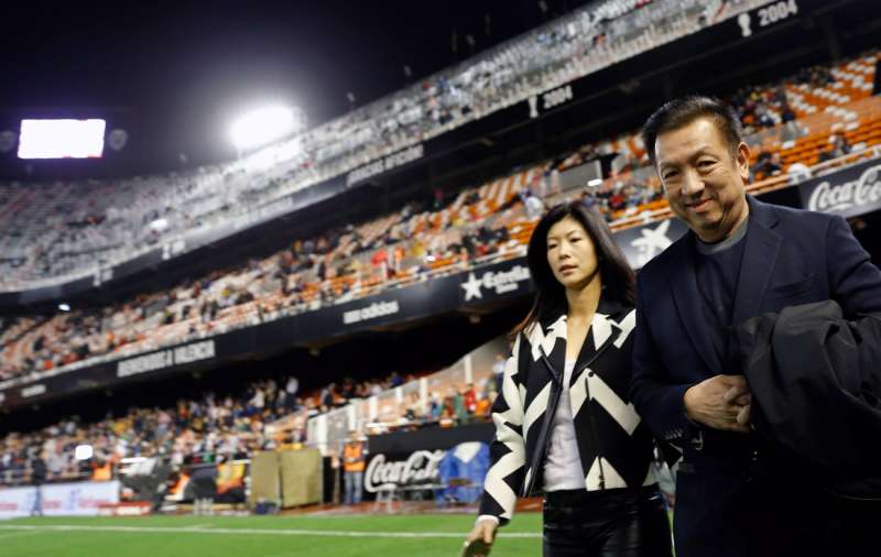 El magnate Peter Lim (d) entra al estadio Mestalla. EFE/Juan Carlos Cárdenas/Archivo
