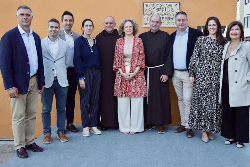 Los presentes a la inauguracin de la placa del Pati Pare Deusa. EPDA