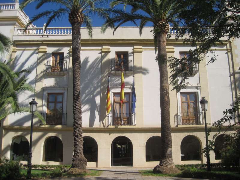 La fachada del ayuntamiento de Moncada. EPDA