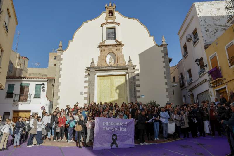 Vista general de la V Concentraci�n por una Semana Santa Inclusiva en Sagunto llevada a cabo este martes ante la Ermita de la Sangre. EFEAna Escobar
