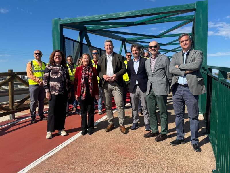 El vicepresidente tercero del Consell y conseller de Infraestructuras, Vicente Mart�nez Mus, ha visitado esta infraestructura que conecta distintos municipios con un itinerario continuo para peatones y ciclistas.EPDA