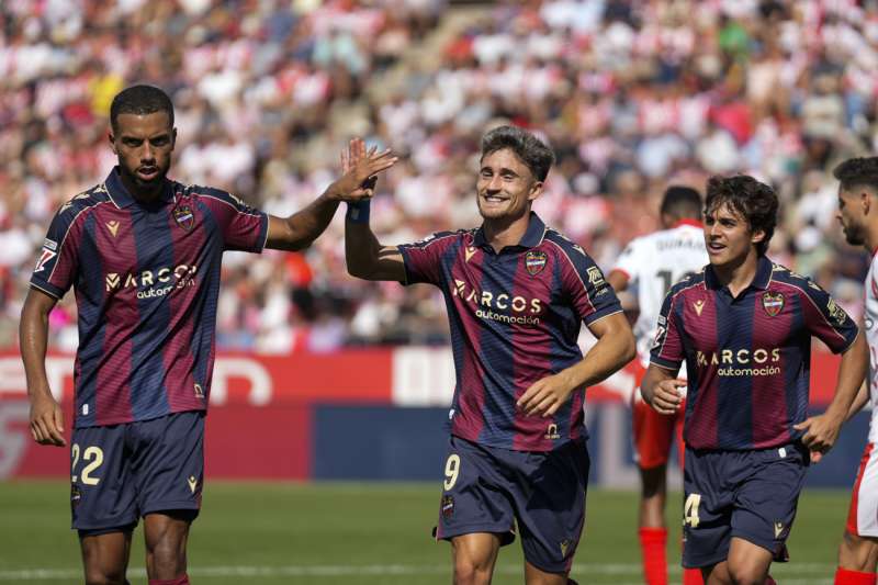 l delantero del Levante Ivn Romero (c) celebra tras anotar un gol durante el partido de la jornada 5 de LaLiga EA Sports disputado en el estadio de Montilivi en Girona. EFE David Borrat
