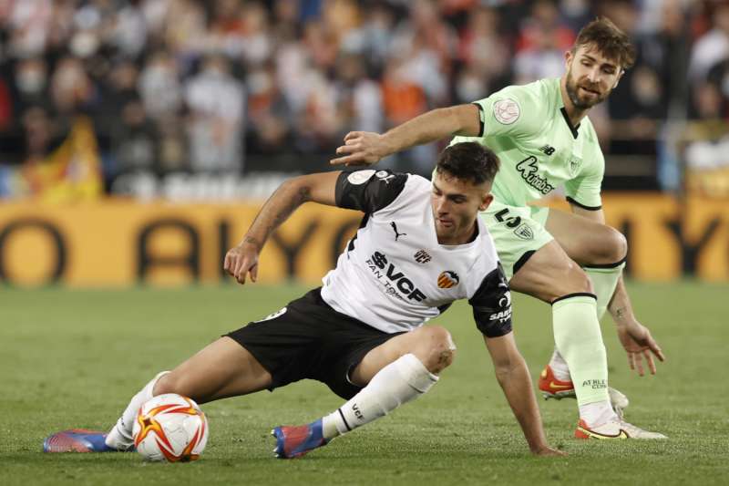 El delantero del Valencia Hugo Duro lucha con el defensa rival durante en un encuentro. /EFE 
