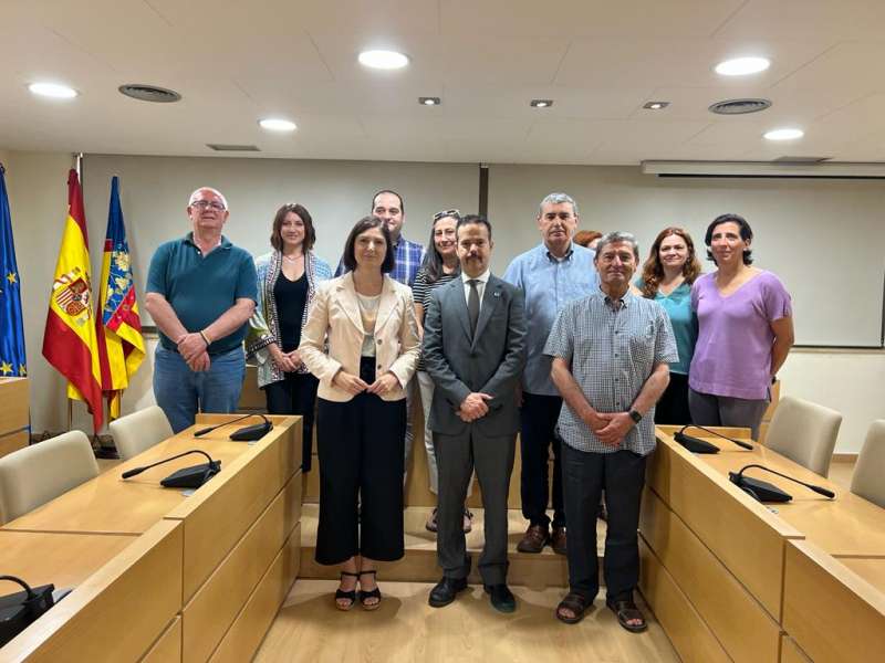 La corporación municipal de Paiporta con el Cónsul Honorario de Ucrania en la Comunidad Valenciana. /EPDA