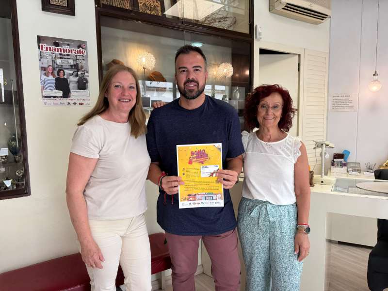 El concejal de Comercio, Lucas Jodar con el cartel de la nueva campaa en uno de los establecimientos adheridos. EPDA