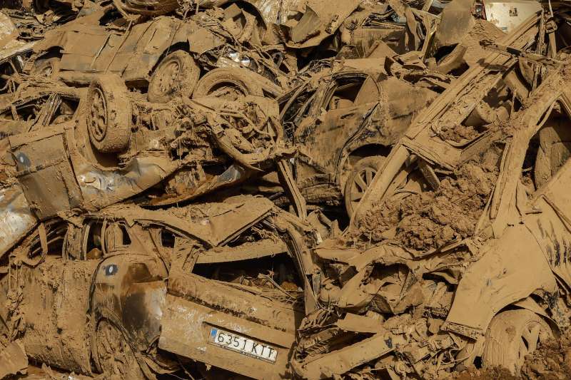 Amasijo de barro y restos de coches arrasados por la DANA en Paiporta. EFEJos Manuel Vidal
