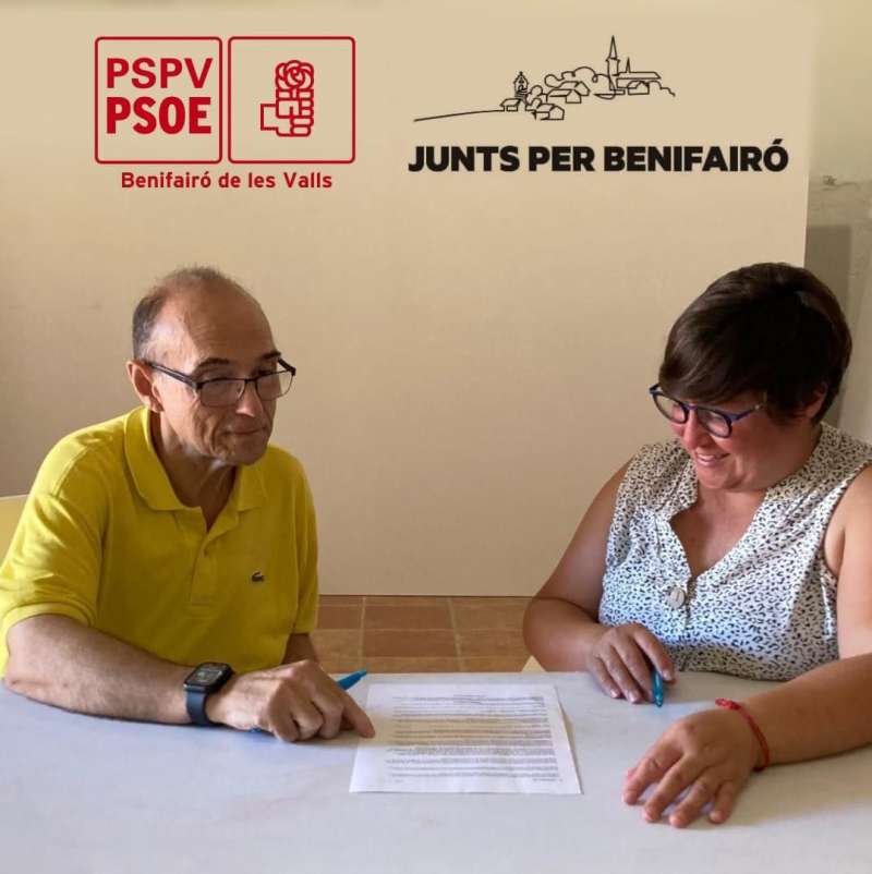 Toni Sanfrancisco (PSPV) y Adela Alba (Junts per Benifairó) firman el pacto. / EPDA