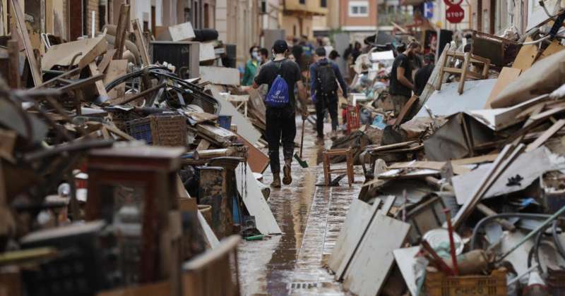 Muebles embarrados apilados en la calle sacados de las casas tras la dana. EFEBruqueArchivo
