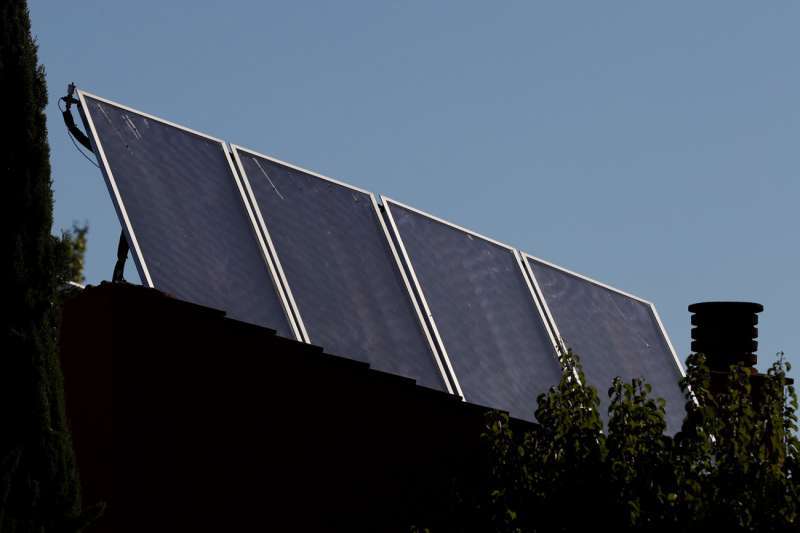 Imagen de archivo, paneles solares en el tejado de un edificio. /EFE /J.J. Guillén