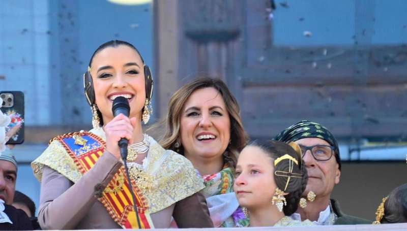Las falleras mayores de Valencia, junto a la alcaldesa, Mar�a Jos� Catal� (c), durante la �ltima masclet� de las Fallas de 2026. EFEAyuntamiento.
