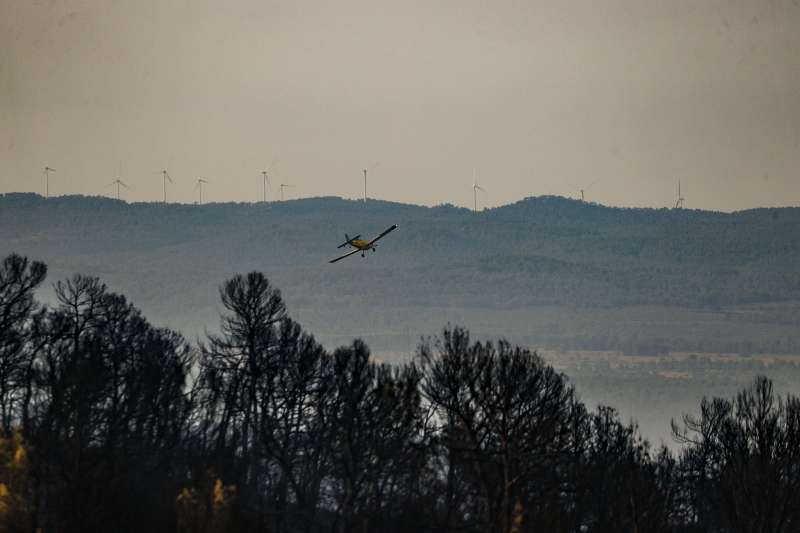 Una avioneta contraincendios sobrevuela la zona incendiada en Teresa de Cofrentes (Valencia). EFEManuel Bruque Archivo