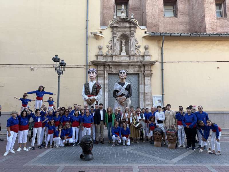 El vicealcalde i la regidora amb la muixeranga i els gegants i cabuts. EPDA