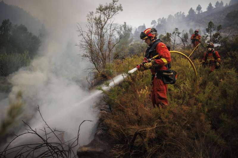 Un bombero trabaja en la extinción de un incendio.EFE