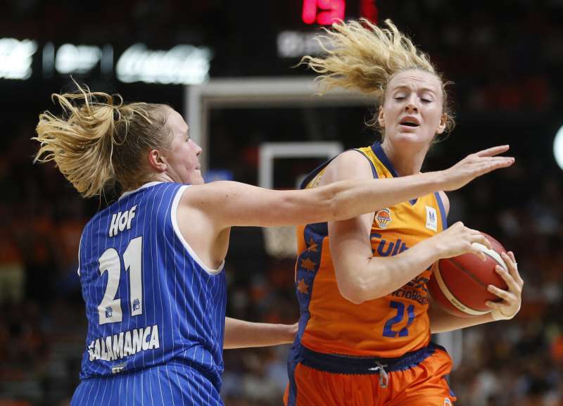 La jugadora del Valencia Basket Marie Gulich (d) protege un balón ante Emese Hof, del Perfumerías Avenida, durante el segundo partido de la final de la Liga Endesa de baloncesto femenino disputado en el pabellón de la Fuente de San Luis. /EFE