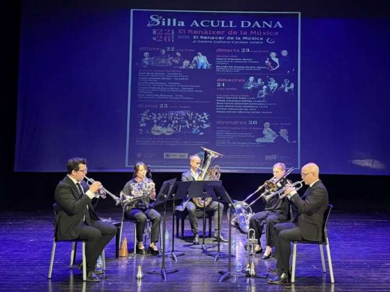 Els msics ofereixen un concert. EPDA