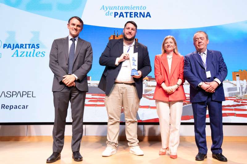 El concejal Vicente Snchez en el acto de entrega del Premio Pajaritas Azules en reconocimiento al Ayuntamiento de Paterna por su gestin municipal del reciclaje de papel y cartn.  EPDA