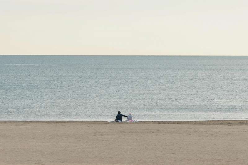 Dos personas disfrutan de la tranquilidad de la playa de la Malvarrosa. EFE/Biel AliÃ±o/Archivo