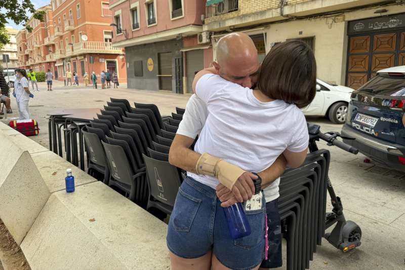  El hermano y la cuada de la victima mortal se abrazan ante la vivienda donde un hombre de 34 aos ha asesinado presuntamente a su mujer y a su hijo de 3 aos en la localidad de Algemes (Valencia), segn ha confirmado el cuerpo policial. EFERaquel Segura
