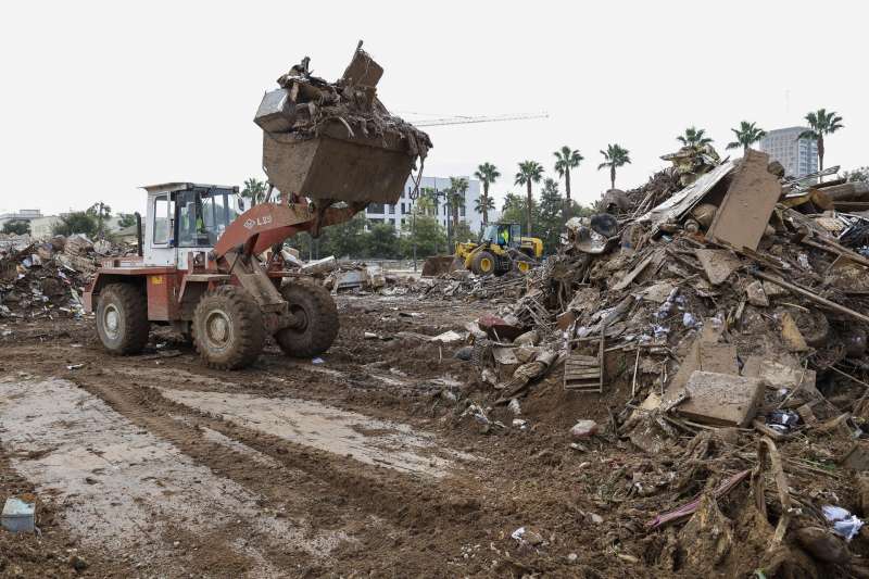 Excavadoras retirando restos en la zona cero de la dana en Valencia. EFE Miguel ngel Polo