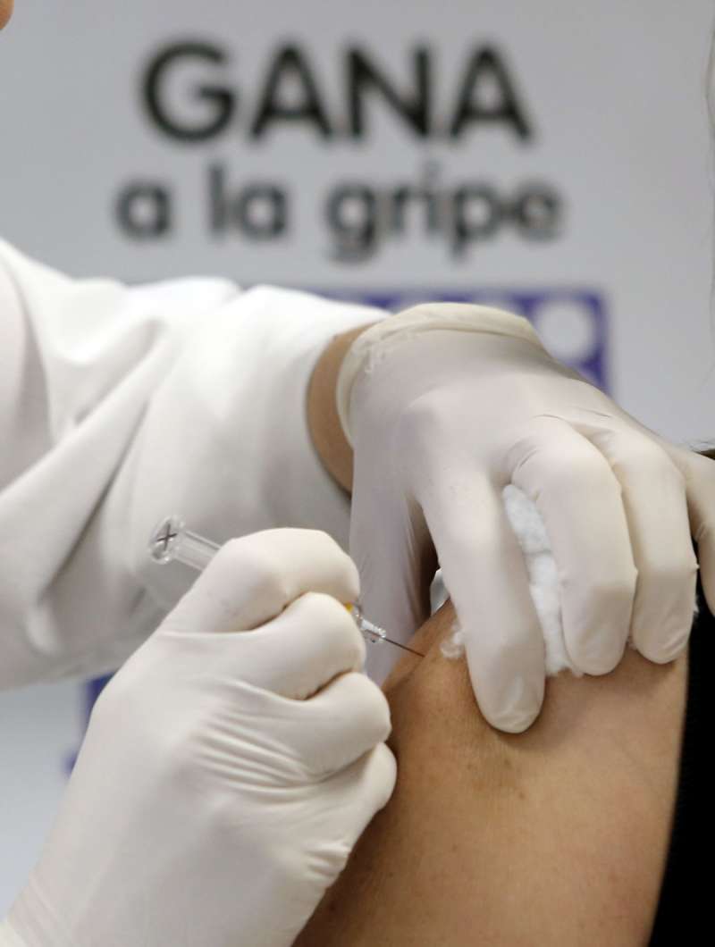 Imagen de archivo de la administraciÃ³n de una vacuna contra la gripe. EFE/ Juan Carlos CÃ¡rdenas
