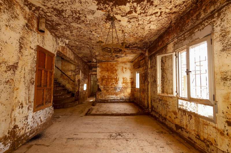 Interior de una vivienda tras el paso de la DANA en Utiel. EFEVillar Lpez