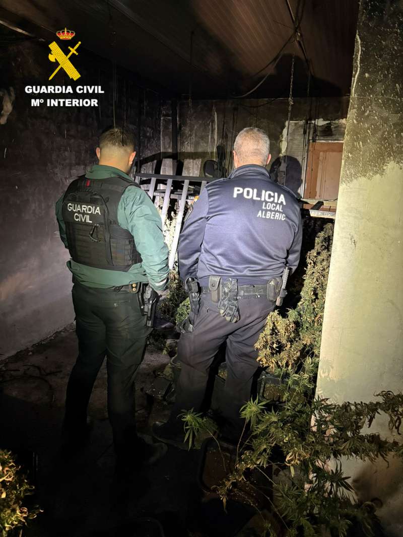 Guardia Civil y Policia Local en la plantaci�n encontrada tras el incendio.  EPDA