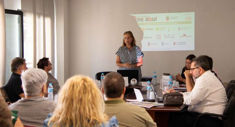 La alcaldesa de Bugarra, Teresa Cervera, durante su intervencin en las II Jornadas de Turismo de La Serrana organizadas por El Peridico de Aqu. JAIME SORIANO