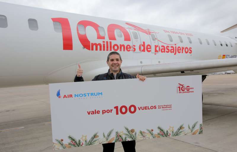 El acto se ha realizado en Valencia a la llegada del vuelo IB8391 procedente de Sevilla que transportaba al galardonado /EPDA