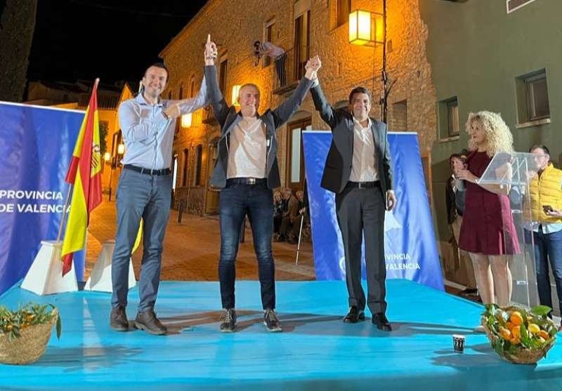 Vicente Mompó, Alberto Gimeno y Carlos Mazón, en la presentación de Gimeno como candidato a la Alcaldía de Riba-roja de Túria por el PP. /EPDA