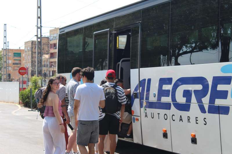Usuarios de MetroValencia suben al bus que los desplazar hasta la estacin de Masies  Foto: Gloria Rincn
