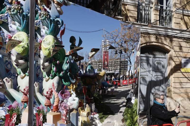 Una falla se refleja en un espejo en Valencia, este domingo. EFEKai F�rsterling
