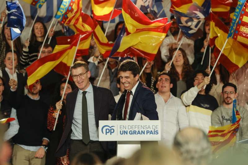 Imagen de archivo del presidente del PP, Alberto NÃºÃ±ez FeijÃ³o (i), junto al presidente del PP de la Comunitat Valenciana, Carlos MazÃ³n (d), en un acto en Valencia.EFE/ Manuel Bruque
