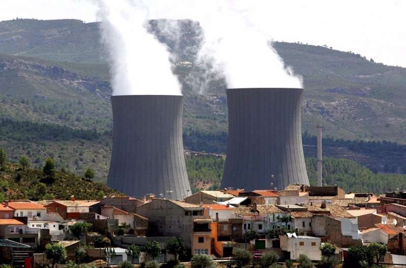 Las torres de refrigeración de la central nuclear de Cofrentes, que acaba de recargar combustible por decimoquinta vez y que con 1095 megavatios es la de mayor potencia de España, emergen tras el pueblo de Cofrentes. /EFE