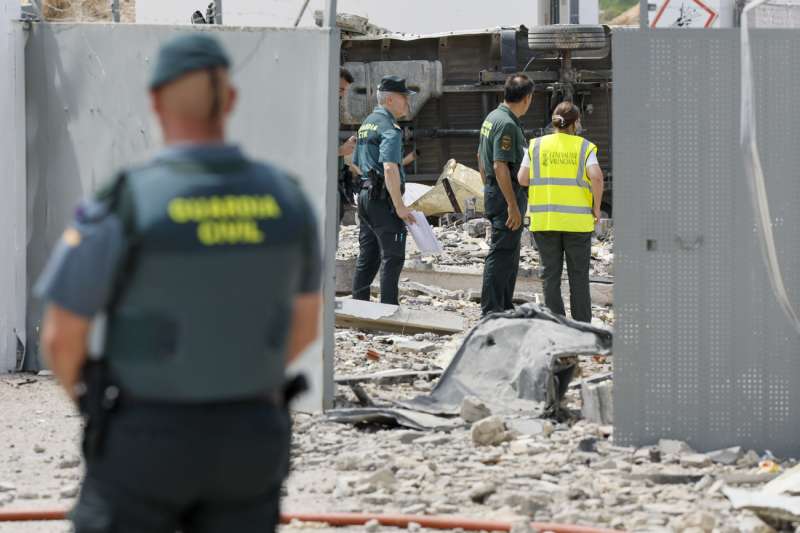 La guardia civil inspecciona el lugar de la explosión en la Pirotecnia del Mediterráneo, en Vilamarxant (Valencia), en una imagen de archivo.EFE/ Biel Aliño/Archivo
